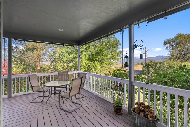 1914 Old Military Road, Central Point, OR 97502