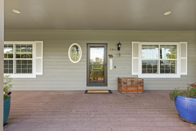 1914 Old Military Road, Central Point, OR 97502