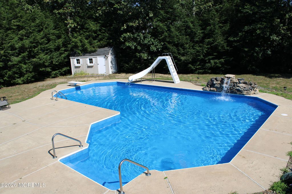 19 Liverpool Court, Jackson, NJ 08527