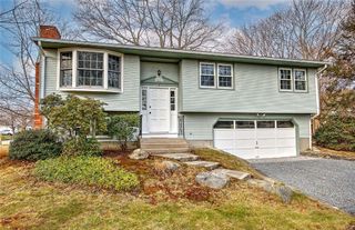 2 Simmons Road, Barrington, RI 02806