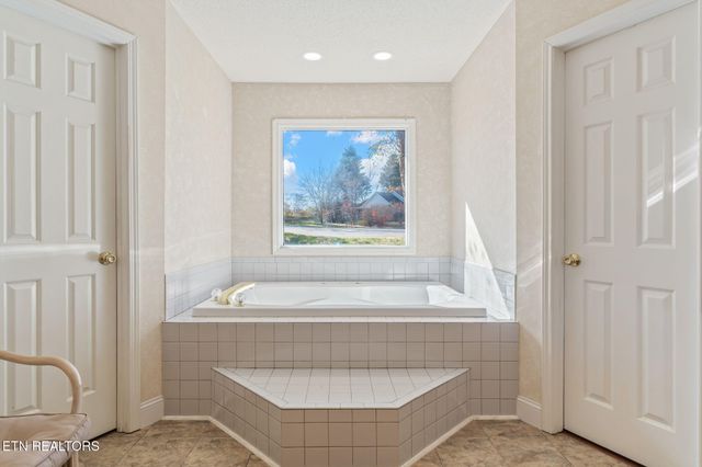 1212 N Wingate Way, Maryville, TN 37803