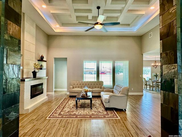 112 Estates Dr, La Vernia, TX 78121