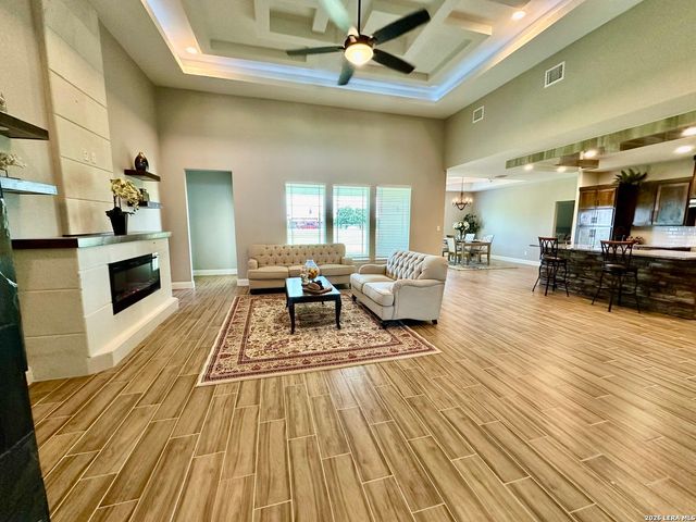 112 Estates Dr, La Vernia, TX 78121