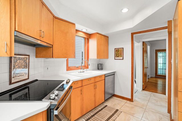 5160 N Idlewild AVENUE, Whitefish Bay, WI 53217