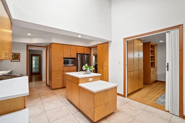 5160 N Idlewild AVENUE, Whitefish Bay, WI 53217
