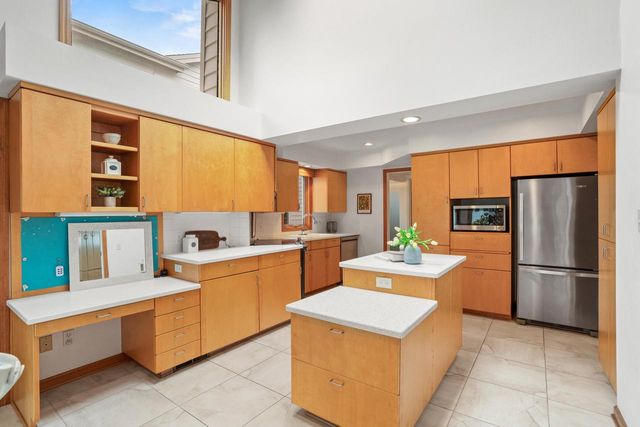 5160 N Idlewild AVENUE, Whitefish Bay, WI 53217