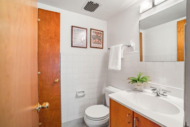5160 N Idlewild AVENUE, Whitefish Bay, WI 53217