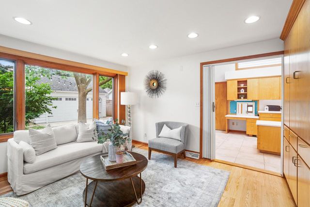 5160 N Idlewild AVENUE, Whitefish Bay, WI 53217
