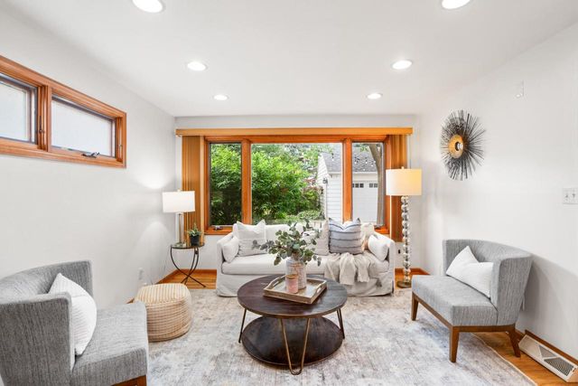 5160 N Idlewild AVENUE, Whitefish Bay, WI 53217