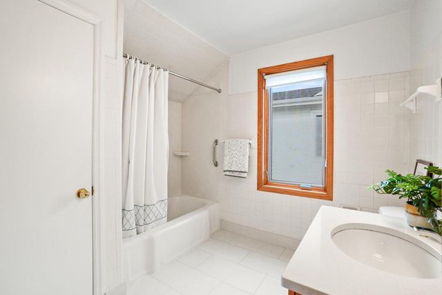 5160 N Idlewild AVENUE, Whitefish Bay, WI 53217