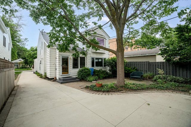 5160 N Idlewild AVENUE, Whitefish Bay, WI 53217