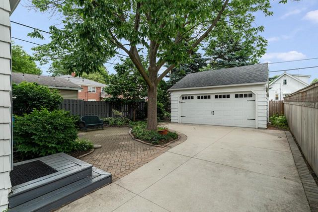 5160 N Idlewild AVENUE, Whitefish Bay, WI 53217