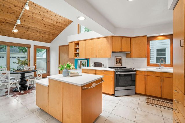 5160 N Idlewild AVENUE, Whitefish Bay, WI 53217