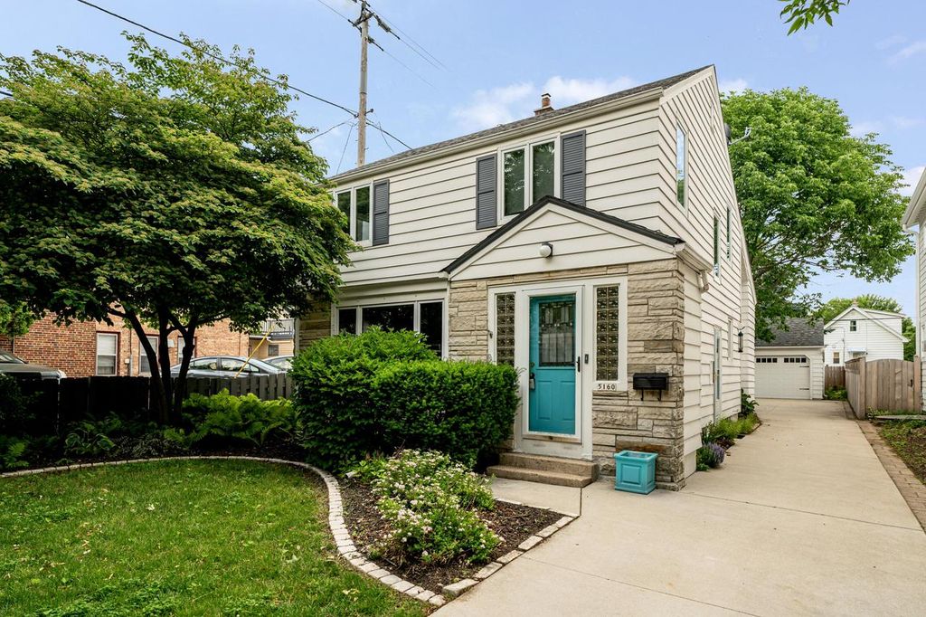5160 N Idlewild AVENUE, Whitefish Bay, WI 53217