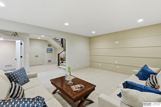 2007 S 211 Street, Elkhorn, NE 68022