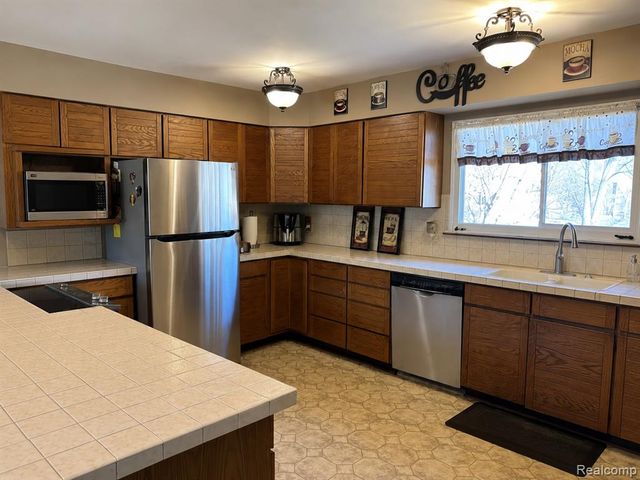 11424 Hazel Avenue, Grand Blanc, MI 48439