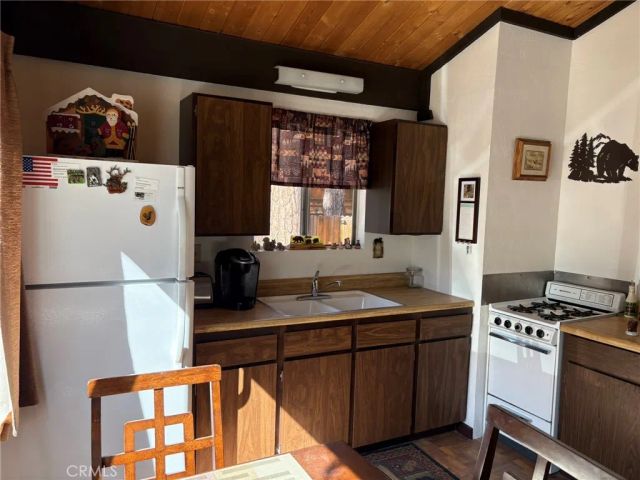 343 Holmes Lane, Sugarloaf, CA 92386