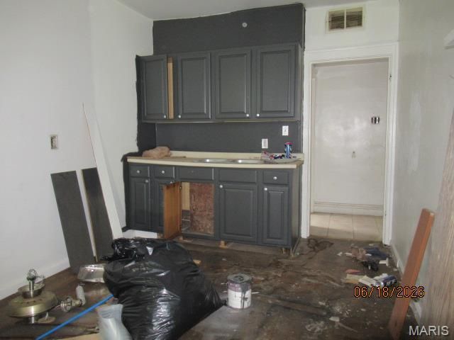 5569 Palm Street, St Louis, MO 63120
