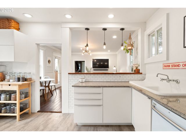 3017 S WATER Ave, Portland, OR 97201