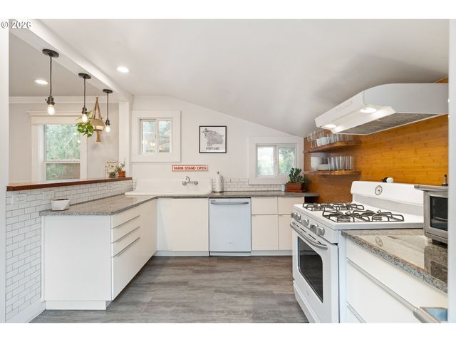 3017 S WATER Ave, Portland, OR 97201