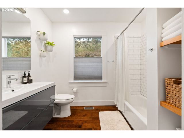 3017 S WATER Ave, Portland, OR 97201