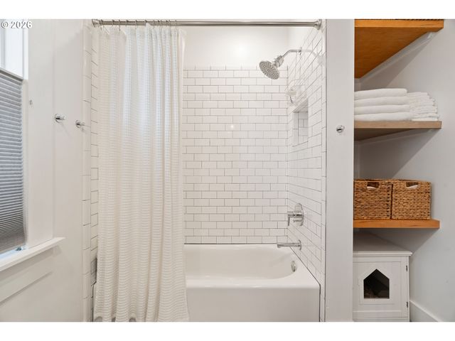 3017 S WATER Ave, Portland, OR 97201