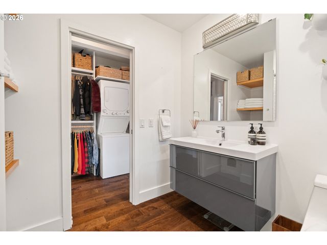 3017 S WATER Ave, Portland, OR 97201