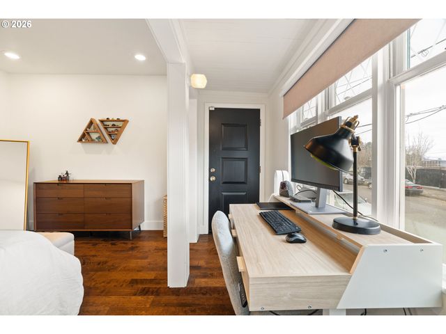 3017 S WATER Ave, Portland, OR 97201