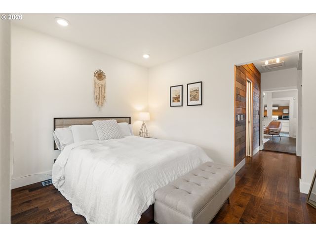 3017 S WATER Ave, Portland, OR 97201