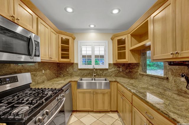 615 SERENADE DR, San Antonio, TX 78216