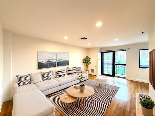 90 Quincy Shore Dr 302, Quincy, MA 02171