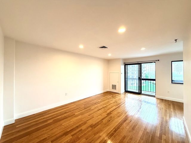 90 Quincy Shore Dr 302, Quincy, MA 02171