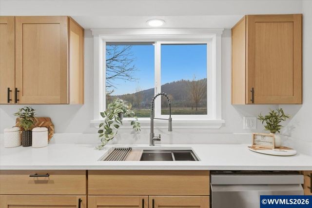 33001 Sand Ridge Rd, Lebanon, OR 97355