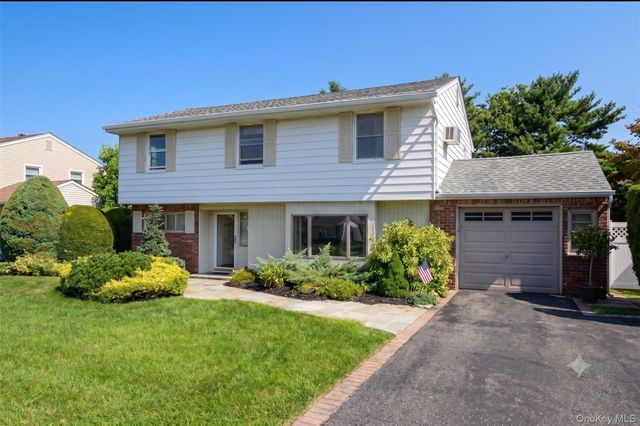 333 N Albany Avenue, Massapequa, NY 11758