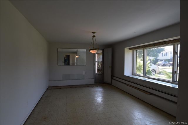 333 N Albany Avenue, Massapequa, NY 11758