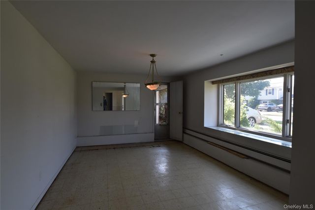 333 N Albany Avenue, Massapequa, NY 11758