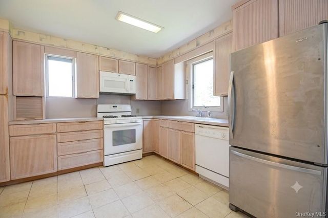 333 N Albany Avenue, Massapequa, NY 11758