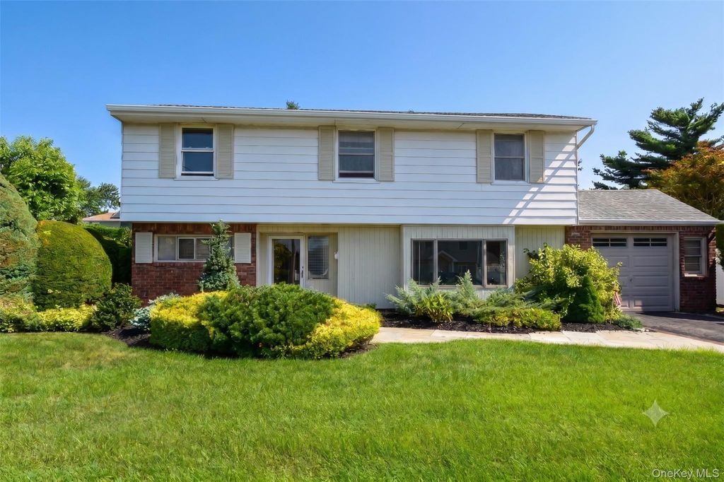 333 N Albany Avenue, Massapequa, NY 11758