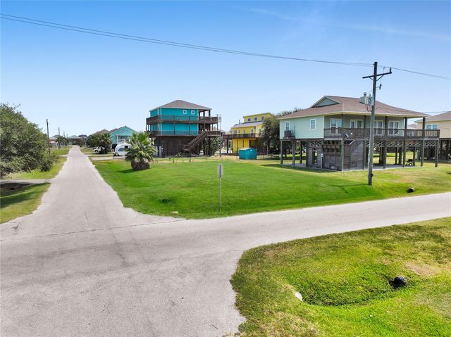 882 Gulfview Drive, Crystal Beach, TX 77650