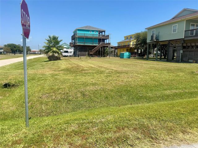 882 Gulfview Drive, Crystal Beach, TX 77650