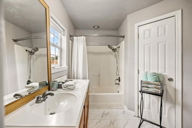 5219 Avenue Q, Galveston, TX 77551