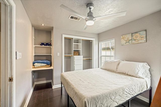 5219 Avenue Q, Galveston, TX 77551