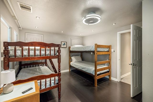 5219 Avenue Q, Galveston, TX 77551