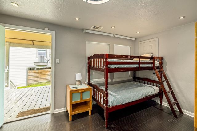 5219 Avenue Q, Galveston, TX 77551