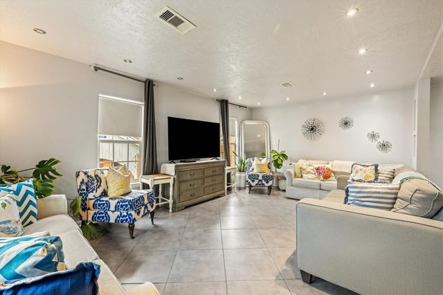 5219 Avenue Q, Galveston, TX 77551