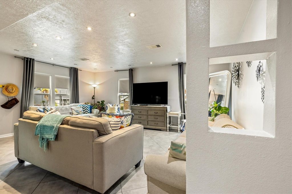 5219 Avenue Q, Galveston, TX 77551