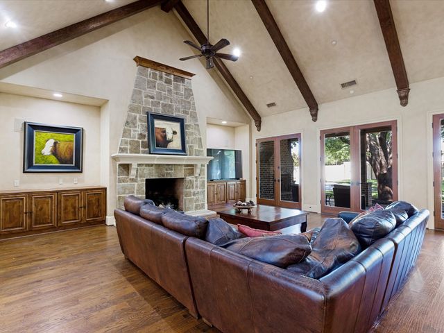 2965 S Sunbeck Circle, Farmers Branch, TX 75234