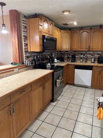 8848 OAK CIRCLE, Tampa, FL 33615