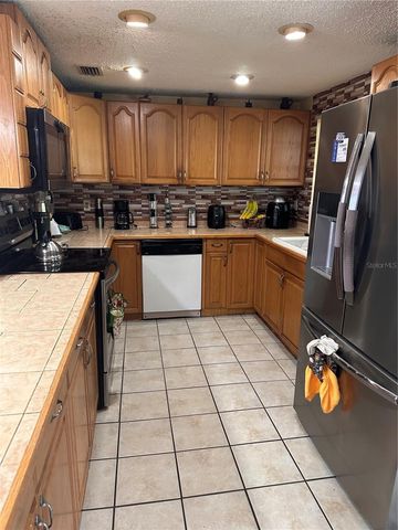 8848 OAK CIRCLE, Tampa, FL 33615