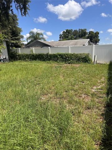 8848 OAK CIRCLE, Tampa, FL 33615